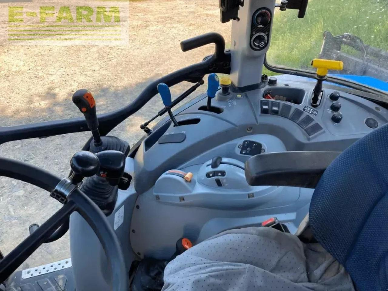 New Holland t5.115 dual command - Tracteur agricole: photos 4 New Holland t5.115 dual command - Tracteur agricole: photos 4