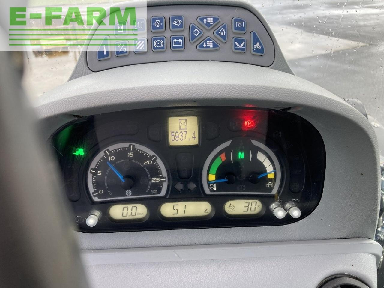 New Holland t6.125 electrocommand t4b - Tracteur agricole: photos 2 New Holland t6.125 electrocommand t4b - Tracteur agricole: photos 2