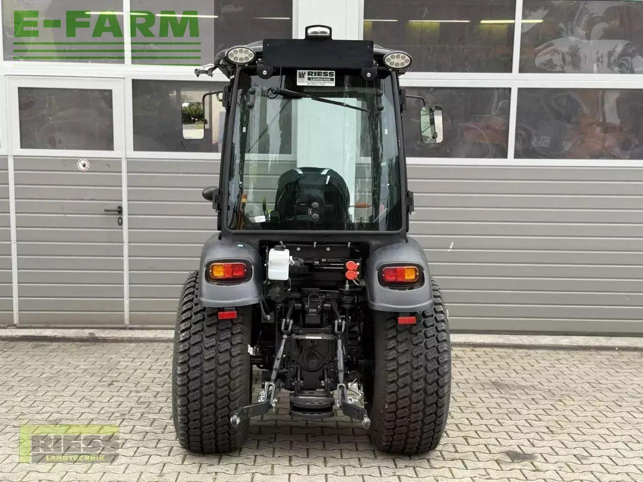 Solis 26 hst kabine panther (black) - Tracteur agricole: photos 3 Solis 26 hst kabine panther (black) - Tracteur agricole: photos 3
