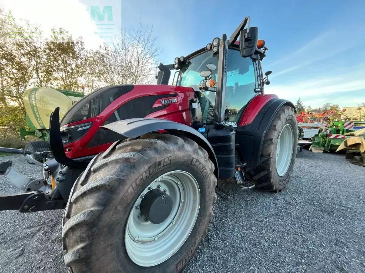Valtra t 214 direct smarttouch Direct - Tracteur agricole: photos 1 Valtra t 214 direct smarttouch Direct - Tracteur agricole: photos 1