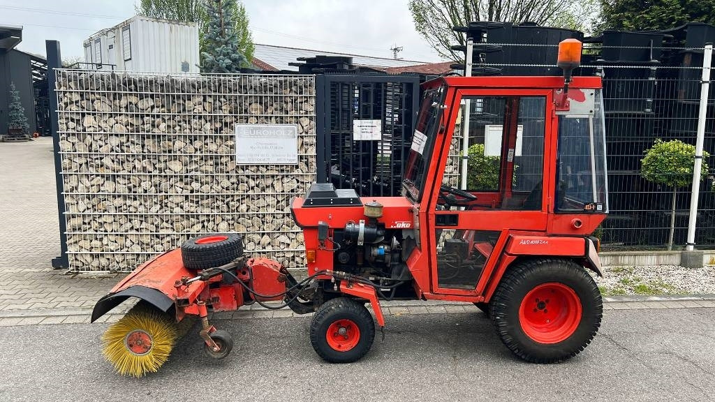 Hako 2300 D Kleintraktor, hyrd. Kehrmaschine, Zapfwelle - Tracteur communal: photos 1 Hako 2300 D Kleintraktor, hyrd. Kehrmaschine, Zapfwelle - Tracteur communal: photos 1