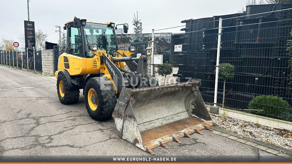Volvo L 28 F, Radlader, hydr. Schnellwechsler, Schaufel - Chargeuse sur pneus: photos 4 Volvo L 28 F, Radlader, hydr. Schnellwechsler, Schaufel - Chargeuse sur pneus: photos 4