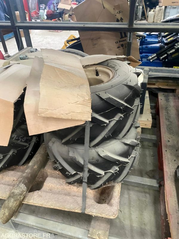 4 Roues completes CARLISLE 18 X 9.50-8 pour DITCH WITCH R300 - Matériel de chantier: photos 2 4 Roues completes CARLISLE 18 X 9.50-8 pour DITCH WITCH R300 - Matériel de chantier: photos 2