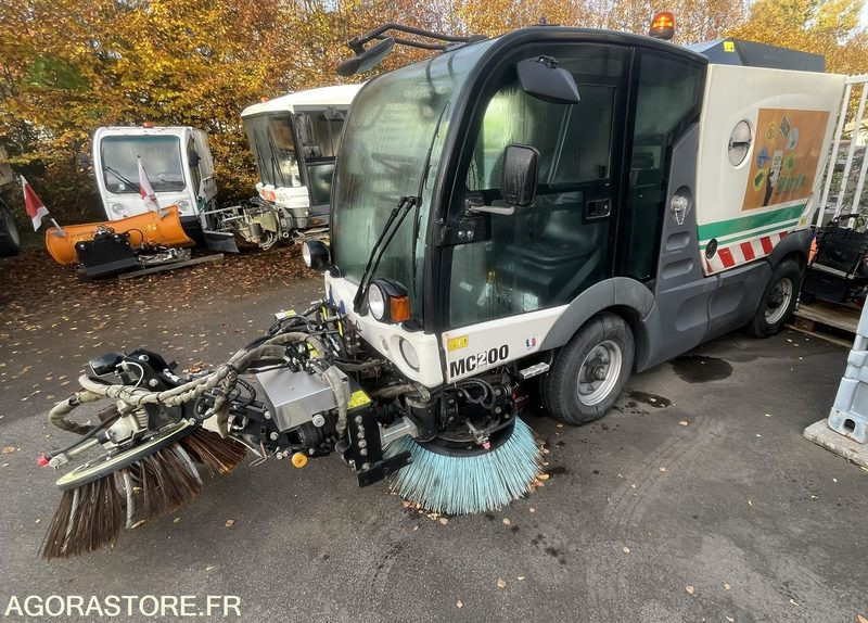 BALAYEUSE MATHIEU AZURA DE 2013 - Balayeuse de voirie: photos 1 BALAYEUSE MATHIEU AZURA DE 2013 - Balayeuse de voirie: photos 1