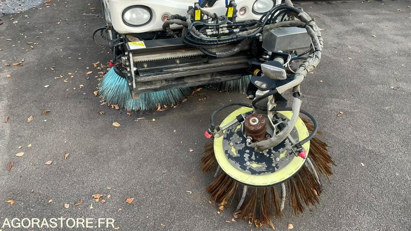 BALAYEUSE MATHIEU AZURA DE 2013 - Balayeuse de voirie: photos 3 BALAYEUSE MATHIEU AZURA DE 2013 - Balayeuse de voirie: photos 3