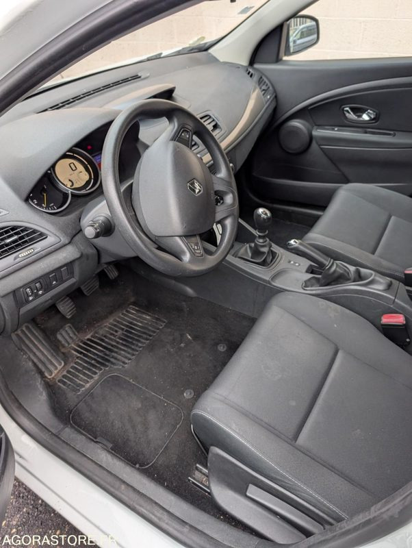 BERLINE MEGANE RENAULT 1.5 DCI BON ETAT 5 PLACES 200 010 KM - Voiture: photos 2 BERLINE MEGANE RENAULT 1.5 DCI BON ETAT 5 PLACES 200 010 KM - Voiture: photos 2