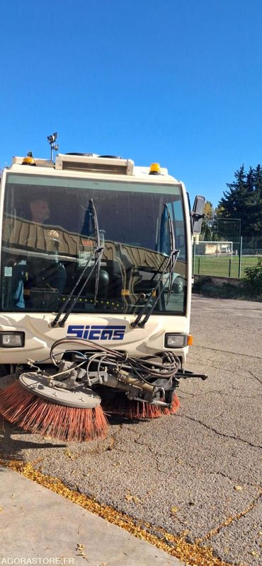 Balayeuse Euroclean Sicas modèle Millennium " New Generation" - Balayeuse de voirie: photos 3 Balayeuse Euroclean Sicas modèle Millennium " New Generation" - Balayeuse de voirie: photos 3