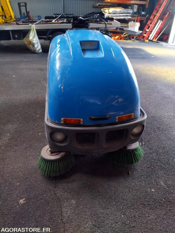 Balayeuse aspiratrice de trottoirs TENNANT LITTER HAWK 4100 - Balayeuse de voirie: photos 5 Balayeuse aspiratrice de trottoirs TENNANT LITTER HAWK 4100 - Balayeuse de voirie: photos 5