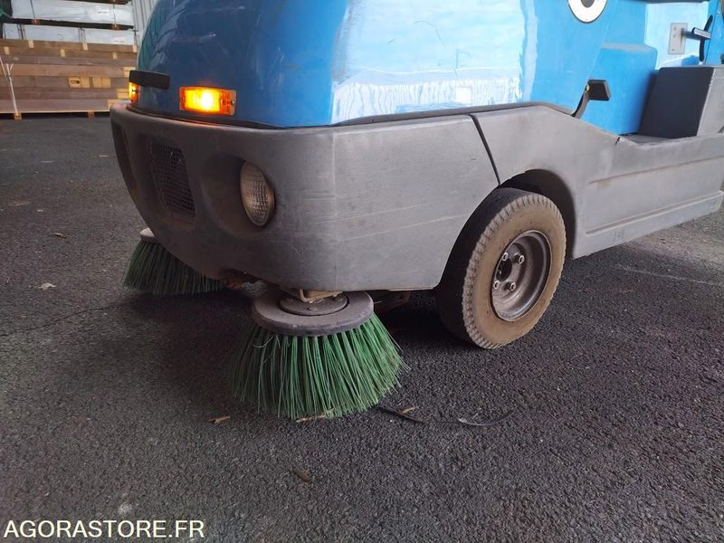 Balayeuse aspiratrice de trottoirs TENNANT LITTER HAWK 4100 - Balayeuse de voirie: photos 4 Balayeuse aspiratrice de trottoirs TENNANT LITTER HAWK 4100 - Balayeuse de voirie: photos 4