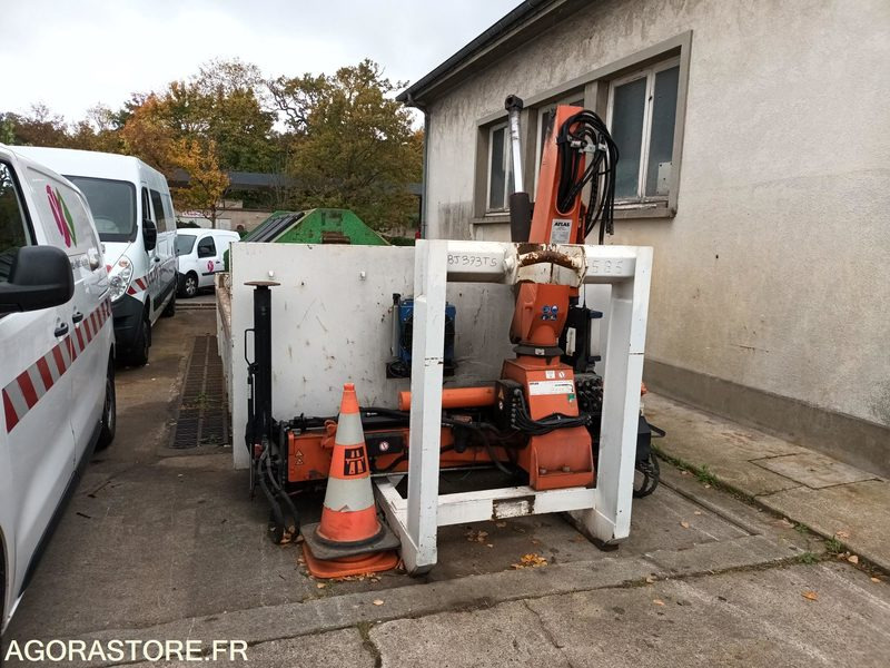 Benne sur Berce avec Grue intégrée - Matériel de chantier: photos 1 Benne sur Berce avec Grue intégrée - Matériel de chantier: photos 1