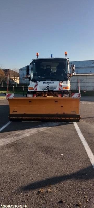 Mercedes UNIMOG U300 - lame de déneigement / saleuse - 2011- 24300 kms - Camion: photos 4 Mercedes UNIMOG U300 - lame de déneigement / saleuse - 2011- 24300 kms - Camion: photos 4
