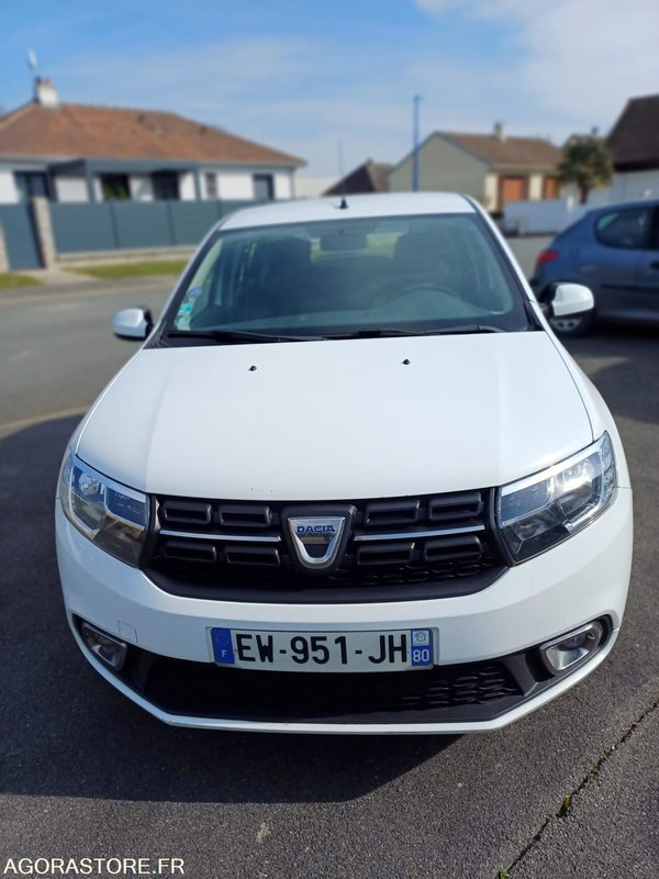 DACIA SANDERO EW-951-JH - 2018 - 179 000 km - Voiture: photos 1 DACIA SANDERO EW-951-JH - 2018 - 179 000 km - Voiture: photos 1