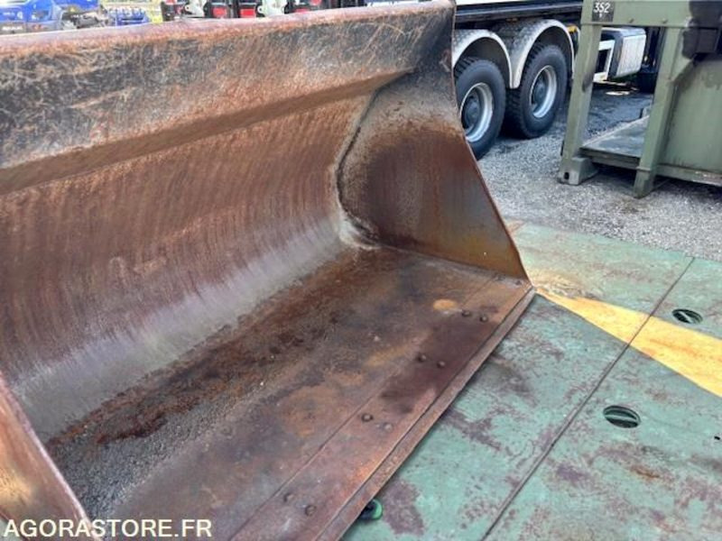 GODET DE CHARGEUR 2800 LITRES EN ATTACHE TYPE VOLVO - Godet pour chargeur: photos 2 GODET DE CHARGEUR 2800 LITRES EN ATTACHE TYPE VOLVO - Godet pour chargeur: photos 2