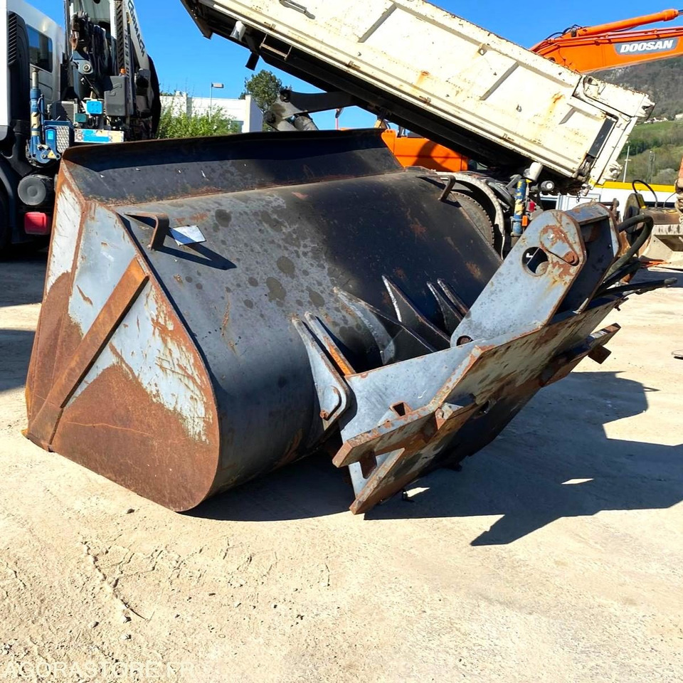 GODET GRAND VOLUME POUR CHARIOT ELEVATEUR - Année 1996 - Matériel de chantier: photos 5 GODET GRAND VOLUME POUR CHARIOT ELEVATEUR - Année 1996 - Matériel de chantier: photos 5