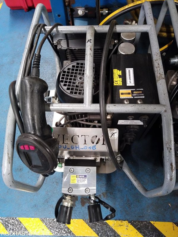 GROUPE HYDRAULIQUE POUR SERRAGE - Outil/ Équipement: photos 1 GROUPE HYDRAULIQUE POUR SERRAGE - Outil/ Équipement: photos 1