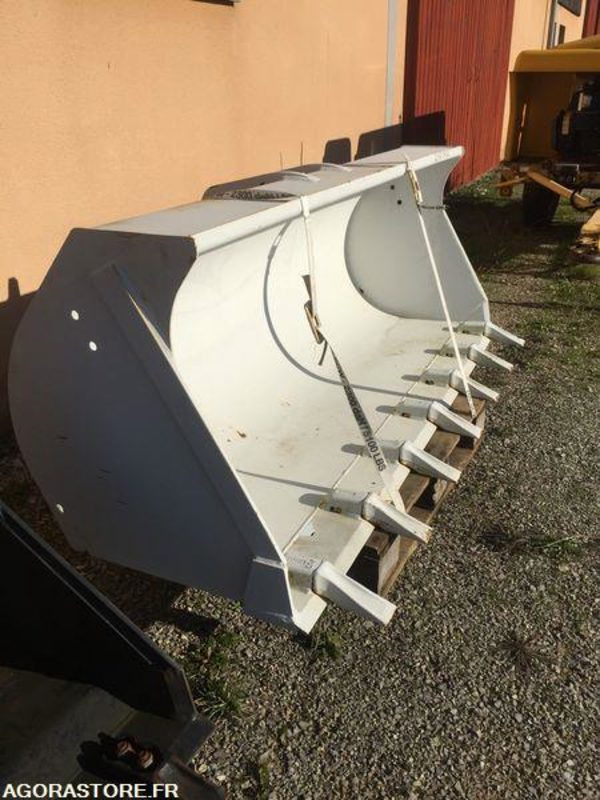 Godet neuf de chargeuse 2000mm New Holland W50, W60, W70, W80 - Godet pour chargeur: photos 5 Godet neuf de chargeuse 2000mm New Holland W50, W60, W70, W80 - Godet pour chargeur: photos 5