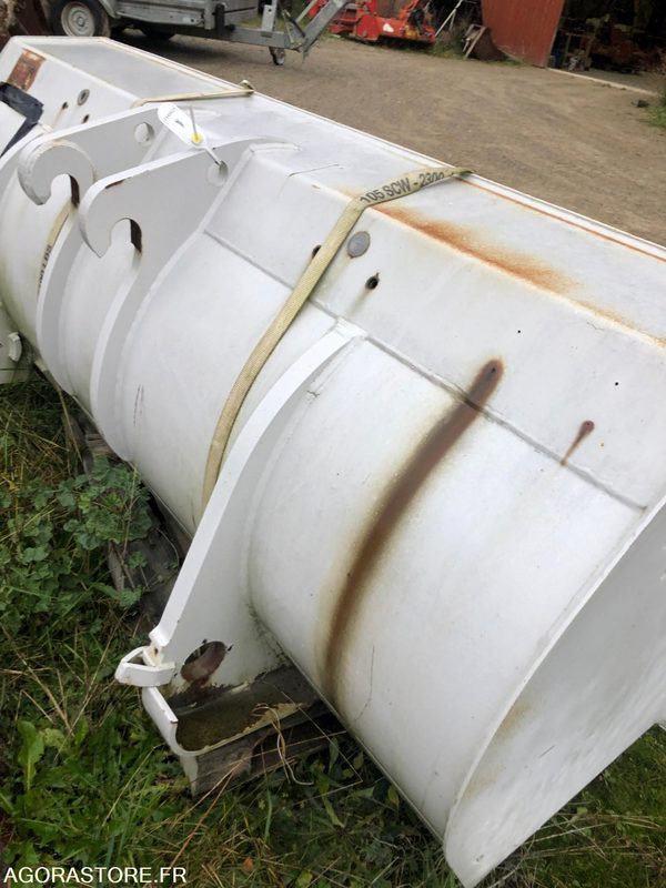 Godet neuf de chargeuse 2000mm New Holland W50, W60, W70, W80 - Godet pour chargeur: photos 3 Godet neuf de chargeuse 2000mm New Holland W50, W60, W70, W80 - Godet pour chargeur: photos 3