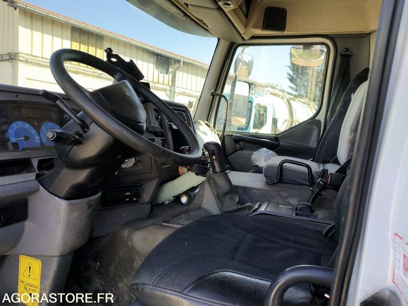 Hydrocureur RIVARD 19T châssis Renault Trucks GQ255QR (Vente uniquement export) - Camion hydrocureur: photos 3 Hydrocureur RIVARD 19T châssis Renault Trucks GQ255QR (Vente uniquement export) - Camion hydrocureur: photos 3