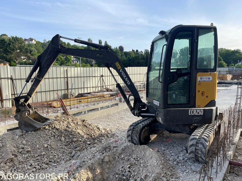 MINI-PELLE VOLVO ECR25D 2016 4700 HEURES - Pelle: photos 1 MINI-PELLE VOLVO ECR25D 2016 4700 HEURES - Pelle: photos 1