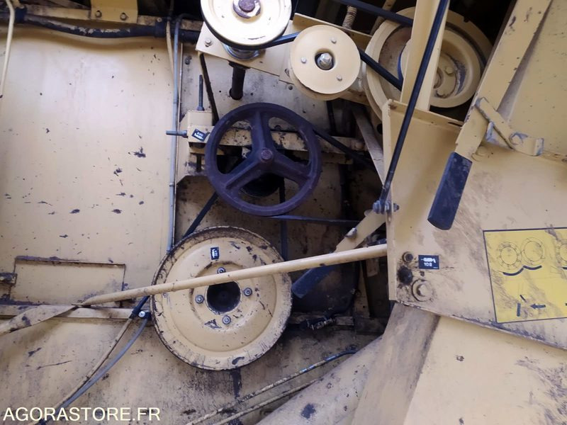 MOISSONNEUSE BATTEUSE NEW HOLLAND - 1997 - MOTEUR 4140H ET BATTEUR 5260H - Machine agricole: photos 4 MOISSONNEUSE BATTEUSE NEW HOLLAND - 1997 - MOTEUR 4140H ET BATTEUR 5260H - Machine agricole: photos 4