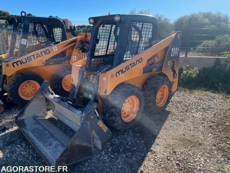 Mini chargeur à pneu Mustang SL2041 - Chargeuse: photos 1 Mini chargeur à pneu Mustang SL2041 - Chargeuse: photos 1