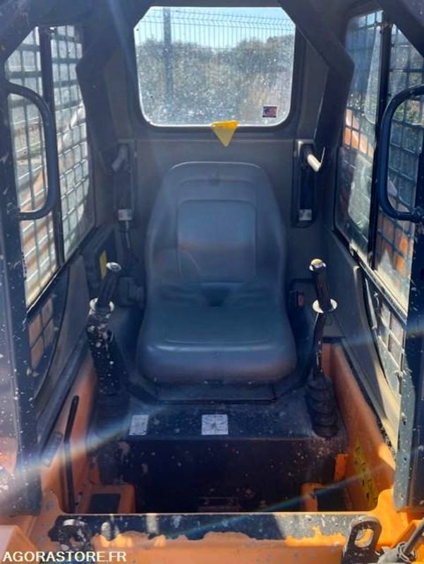 Mini chargeur à pneu Mustang SL2041 - Chargeuse: photos 4 Mini chargeur à pneu Mustang SL2041 - Chargeuse: photos 4