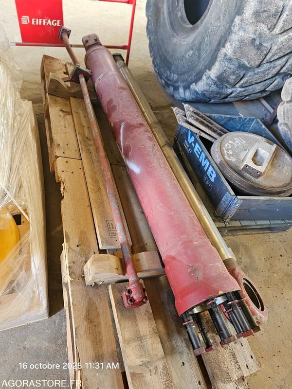 VERIN DE BALANCIER POUR PELLE LIEBHERR R974C - Pièces de rechange pour Engins de chantier: photos 1 VERIN DE BALANCIER POUR PELLE LIEBHERR R974C - Pièces de rechange pour Engins de chantier: photos 1