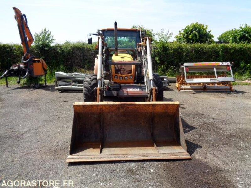 RENAULT CELTIS 426 (E2462) + Chargeur Faucheux F26 avec godet (E3472) - Tracteur agricole: photos 2 RENAULT CELTIS 426 (E2462) + Chargeur Faucheux F26 avec godet (E3472) - Tracteur agricole: photos 2