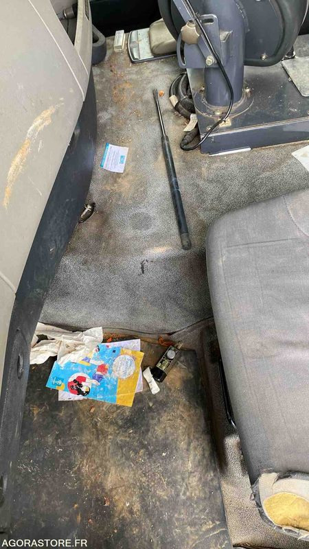 RENAULT DXI 310 - 2011 - BJ880HP - Balayeuse de voirie: photos 5 RENAULT DXI 310 - 2011 - BJ880HP - Balayeuse de voirie: photos 5