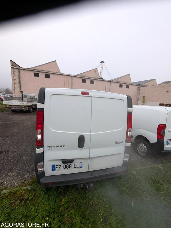 RENAULT TRAFIC 90CV 2.0 DCI - 209 014 KM - Fourgon utilitaire: photos 4 RENAULT TRAFIC 90CV 2.0 DCI - 209 014 KM - Fourgon utilitaire: photos 4