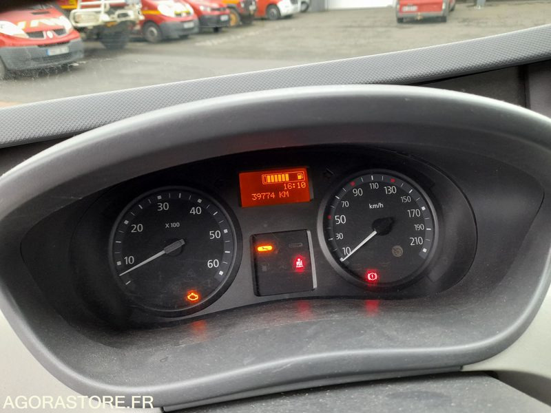 RENAULT Trafic II Fourgon Phase 2 L2H2 1200kg 2.0 dCi 16V 115 cv (MECA 563) - Fourgon utilitaire: photos 3 RENAULT Trafic II Fourgon Phase 2 L2H2 1200kg 2.0 dCi 16V 115 cv (MECA 563) - Fourgon utilitaire: photos 3