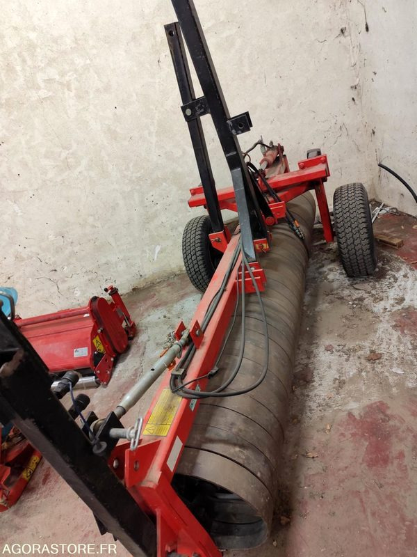 ROULEAU QUIVOGNE RSR 300 TRES PEU SERVI ANNEE 2003 - Matériel de jardinage: photos 2 ROULEAU QUIVOGNE RSR 300 TRES PEU SERVI ANNEE 2003 - Matériel de jardinage: photos 2