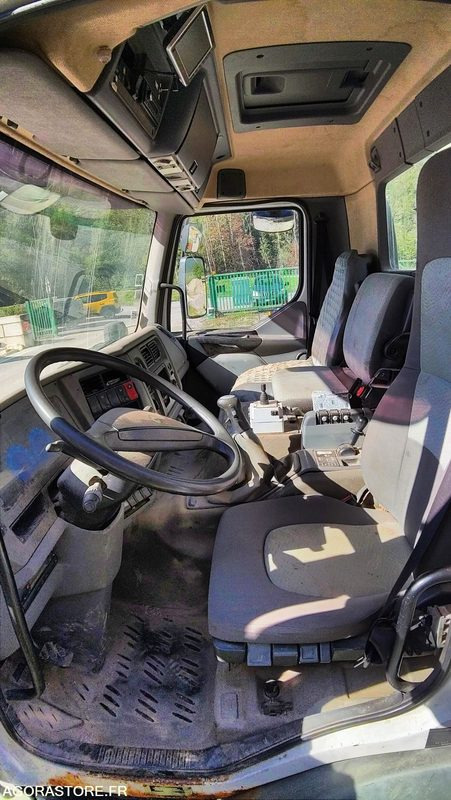 Renault KERAX 2004 - 252967 kms - Utilitaire benne: photos 5 Renault KERAX 2004 - 252967 kms - Utilitaire benne: photos 5