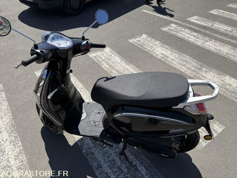 SCOOTER 125cc tnt motor - Motocyclette: photos 5 SCOOTER 125cc tnt motor - Motocyclette: photos 5