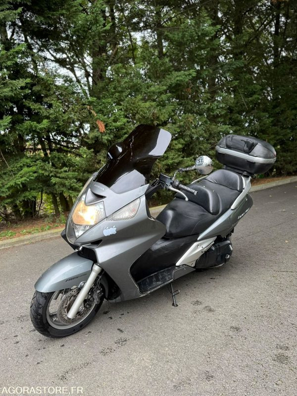 SCOOTER-HONDA-600-SILVER WING-ABS - Motocyclette: photos 4 SCOOTER-HONDA-600-SILVER WING-ABS - Motocyclette: photos 4