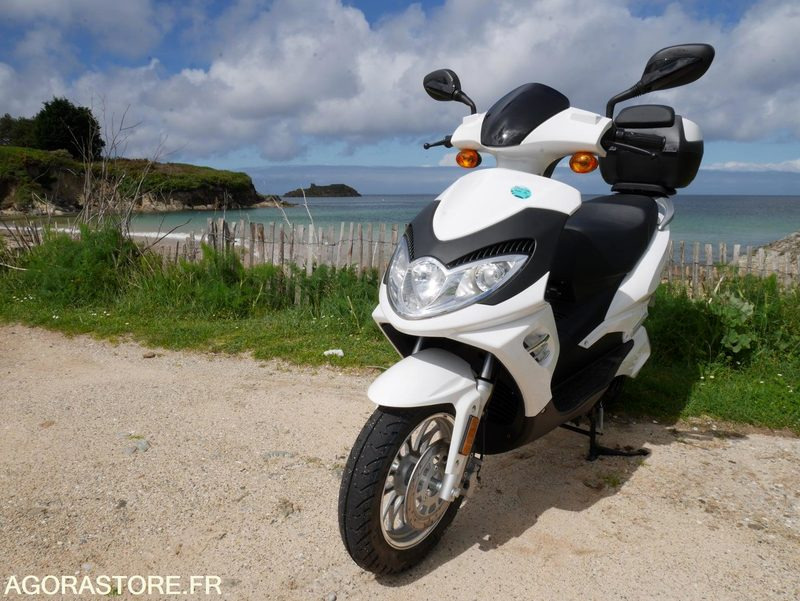 VÉHICULE RÉCUPÉRABLE A QUIBERON - 1 Scooter Easy Watts - E-stock - Motocyclette: photos 1 VÉHICULE RÉCUPÉRABLE A QUIBERON - 1 Scooter Easy Watts - E-stock - Motocyclette: photos 1