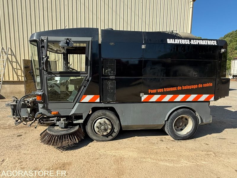 Balayeuse aspiratrice MATHIEUX C 560-2003-6077 Heures - Balayeuse de voirie: photos 2 Balayeuse aspiratrice MATHIEUX C 560-2003-6077 Heures - Balayeuse de voirie: photos 2