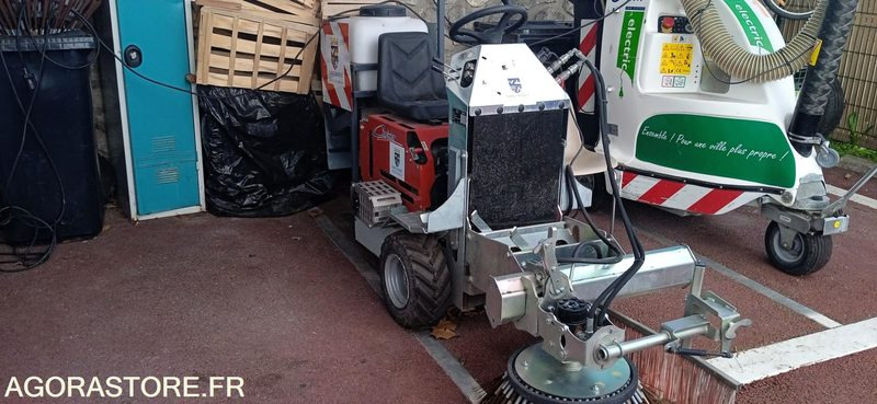 Balayeuse désherbeuse deneigeuse COCHET type GECKO automotrice 27 heures 2021 - Balayeuse de voirie: photos 1 Balayeuse désherbeuse deneigeuse COCHET type GECKO automotrice 27 heures 2021 - Balayeuse de voirie: photos 1