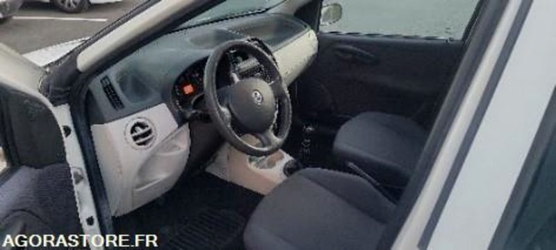 Fiat punto 137166 kms 2005 - Voiture: photos 5 Fiat punto 137166 kms 2005 - Voiture: photos 5