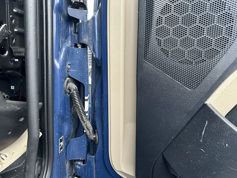 Mercedes-Benz right side low-roof cab doors - Portière et pièces pour Camion: photos 3 Mercedes-Benz right side low-roof cab doors - Portière et pièces pour Camion: photos 3