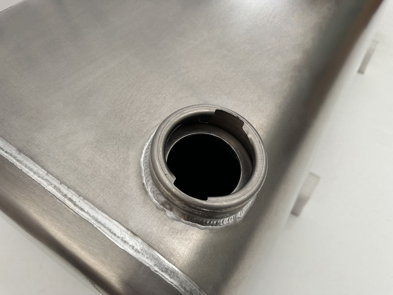 Volvo New aluminum fuel tank 505L - Réservoir de carburant pour Camion: photos 4 Volvo New aluminum fuel tank 505L - Réservoir de carburant pour Camion: photos 4