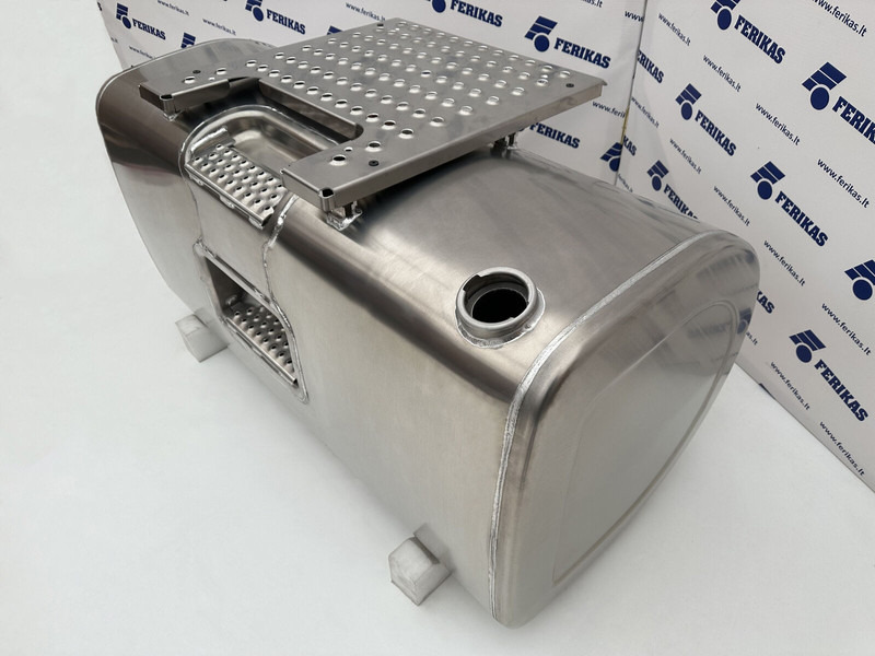 Volvo New aluminum fuel tank 550L - Réservoir de carburant pour Camion: photos 2 Volvo New aluminum fuel tank 550L - Réservoir de carburant pour Camion: photos 2