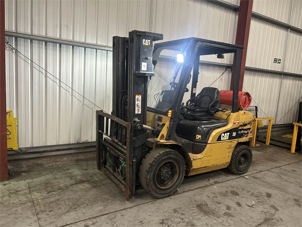 CAT GP30NT - Chariot élévateur à gaz: photos 2 CAT GP30NT - Chariot élévateur à gaz: photos 2