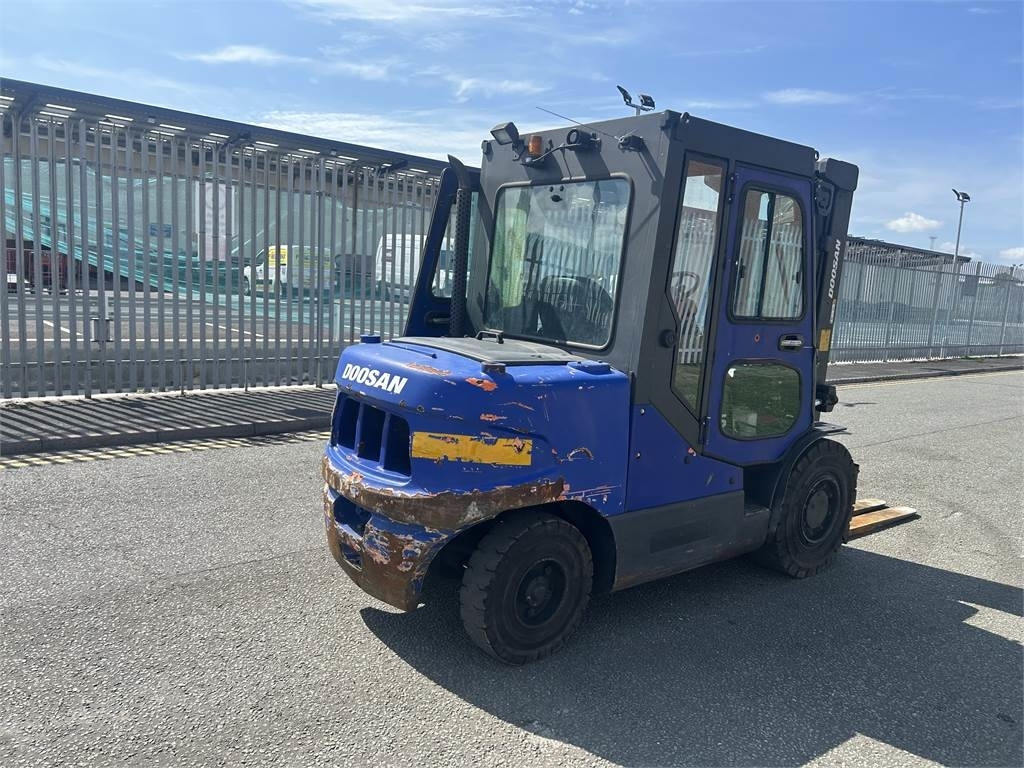Doosan D45SC-5 - Chariot élévateur diesel: photos 5 Doosan D45SC-5 - Chariot élévateur diesel: photos 5