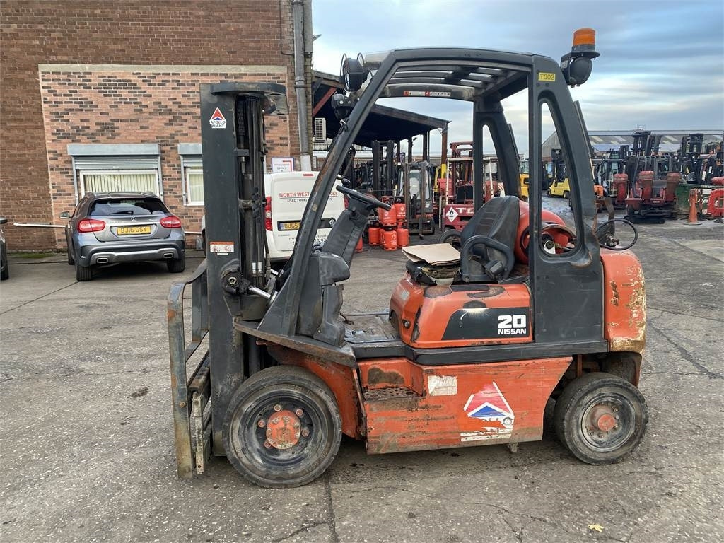 Nissan UD02A20PQ - Chariot élévateur à gaz: photos 1 Nissan UD02A20PQ - Chariot élévateur à gaz: photos 1