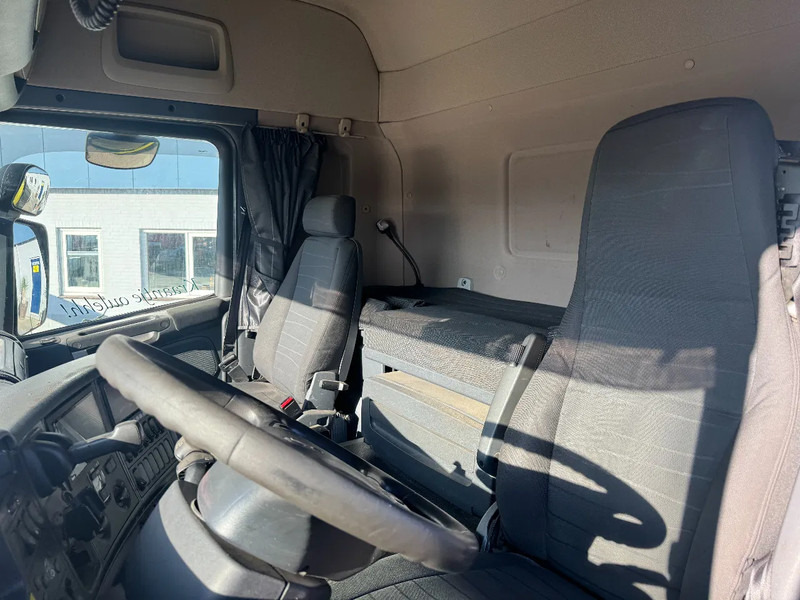 Camion plateau, Camion grue Scania G440 8X2 EURO 6 HMF 8520 + REMOTE CONTROL TWISTLOCKS: photos 19