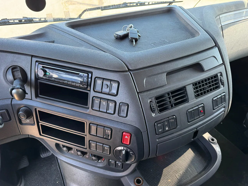 Tracteur routier DAF XF 440 4X2 EURO 6 SKIRTS 2017: photos 14 Tracteur routier DAF XF 440 4X2 EURO 6 SKIRTS 2017: photos 14