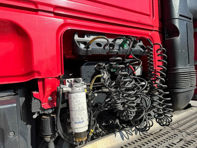 Tracteur routier DAF XF 440 4X2 EURO 6 SKIRTS 2017: photos 8 Tracteur routier DAF XF 440 4X2 EURO 6 SKIRTS 2017: photos 8