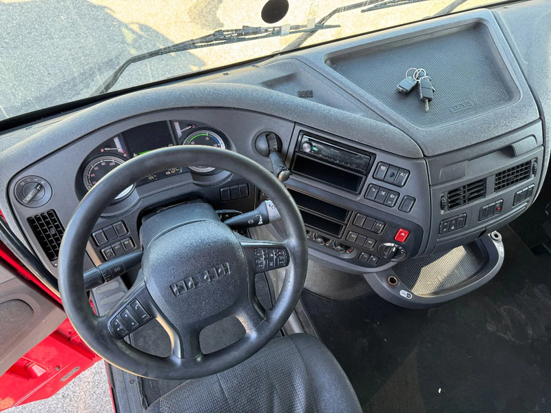 Tracteur routier DAF XF 440 4X2 EURO 6 SKIRTS 2017: photos 13 Tracteur routier DAF XF 440 4X2 EURO 6 SKIRTS 2017: photos 13