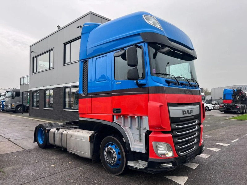 DAF XF 440 4X2 MEGA 678.649km - Tracteur routier: photos 3 DAF XF 440 4X2 MEGA 678.649km - Tracteur routier: photos 3